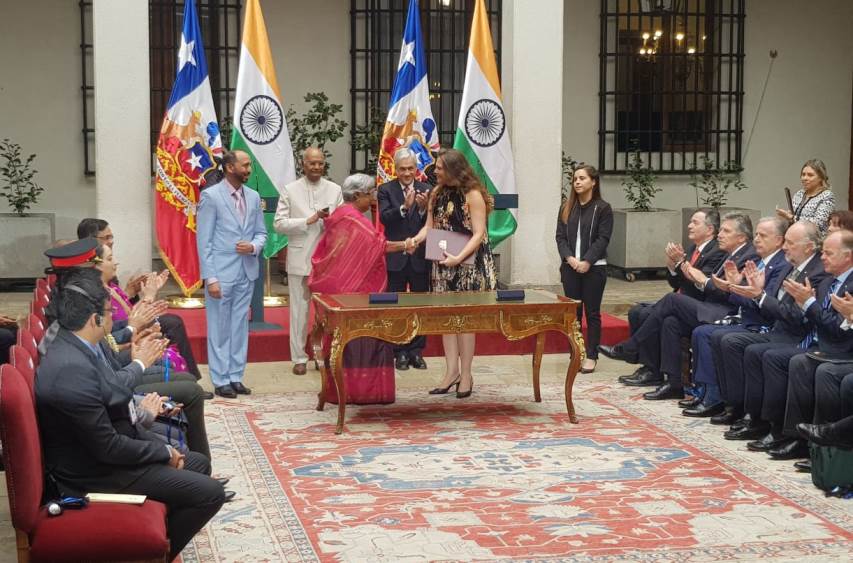 Directora Nacional del Servicio Nacional de la Discapacidad, SENADIS, María Ximena Rivas, y la Embajadora de la India, Anita Nayar.