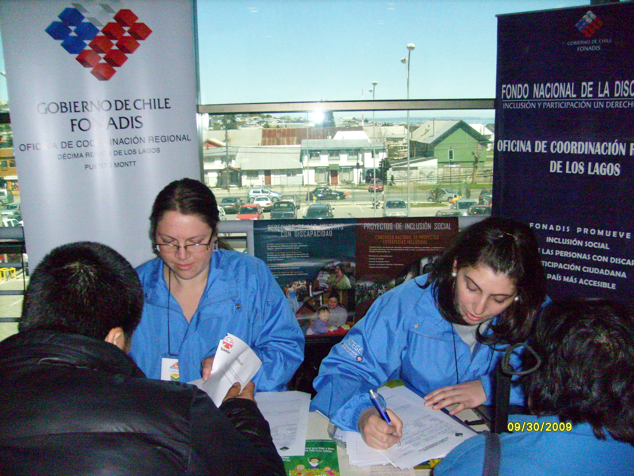 En la foto aparecen las profesionales de Fonadis en el stand institucional dispuesto para la cumbre