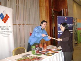 Aparece el profesional de Fonadis, Francisco Diez, entregando información en el stand institucional