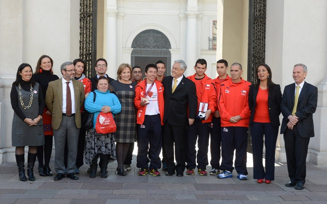 El Presidente Piñera y Cristian Valenzuela junto a los invitados a la audiencia. 