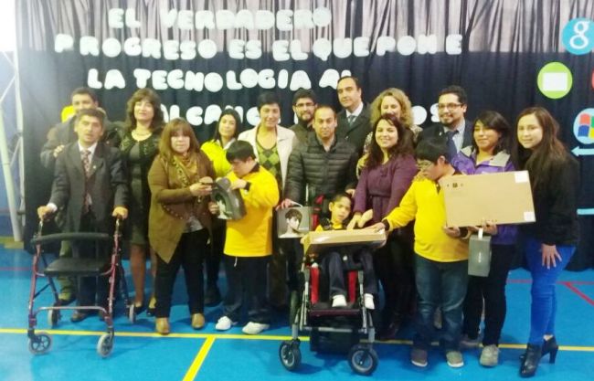 Autoridades junto a las personas beneficiadas