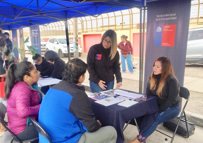 Equipo de la Dirección Regional de Senadis atiende a personas en Gobierno en Terreno.