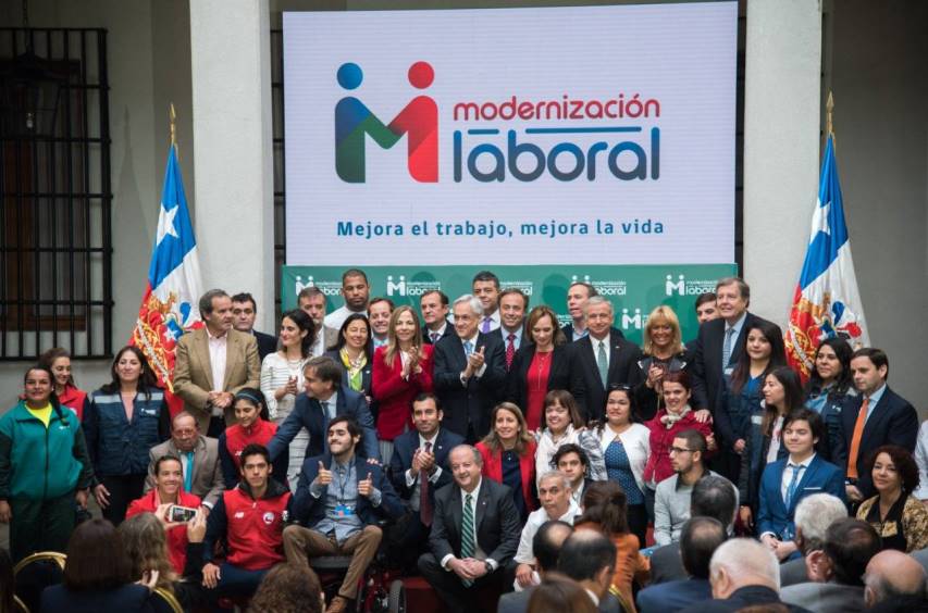 Presidente Piñera acompañado por autoridades y asistentes a la firma del proyecto de ley. 