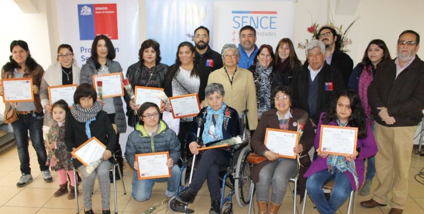 Director Nacional de SENADIS junto a beneficiarios y beneficiarias del curso. 