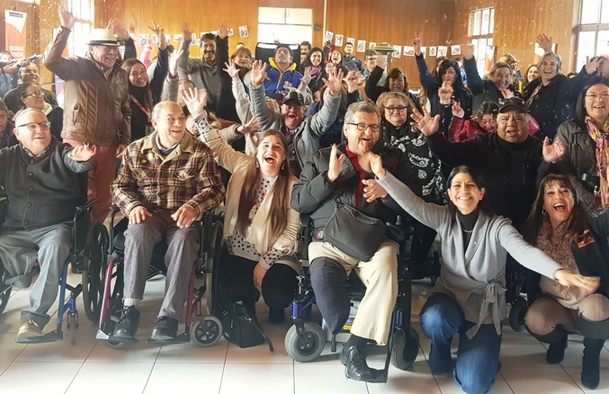 Autoridades junto a personas beneficiadas por el convenio. 