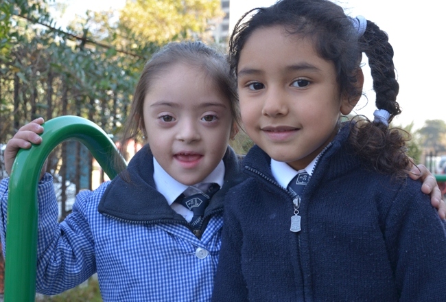 Niña con síndrome de Down y su compañera de curso en el colegio. 