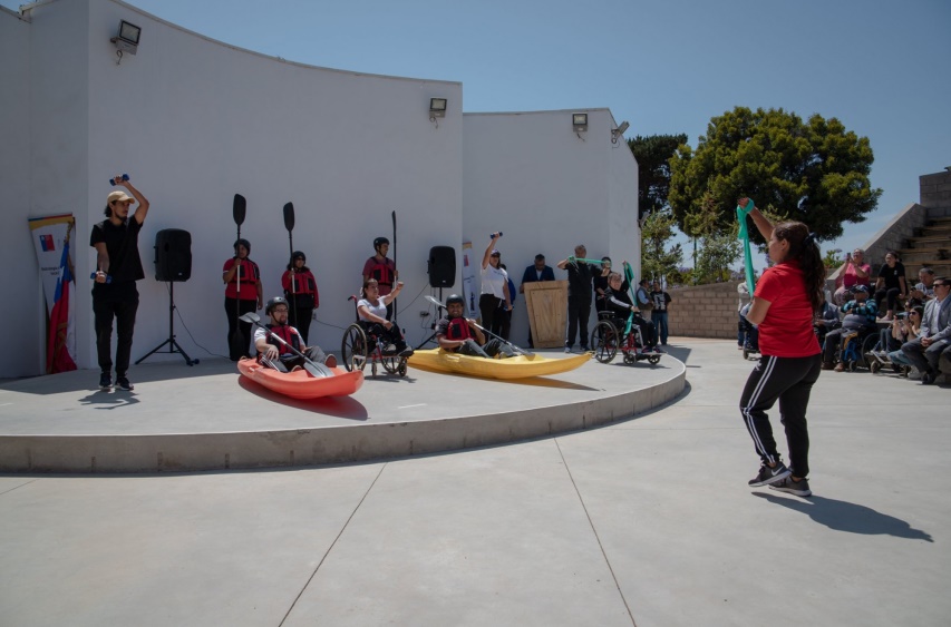 Personas con discapacidad realizando un presentación deportiva con implementos de kajak inclusivo.