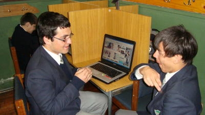 Dos alumnos con discapacidad auditiva conversando en lengua de señas