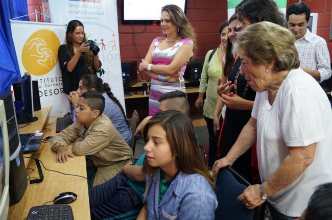 Directora Nacional de Senadis, Directora Ejecutiva de Cedeti Uc y Paula Claro, Hija de Marcela Paz junto a niños sordos disfrutando de Papelucho.