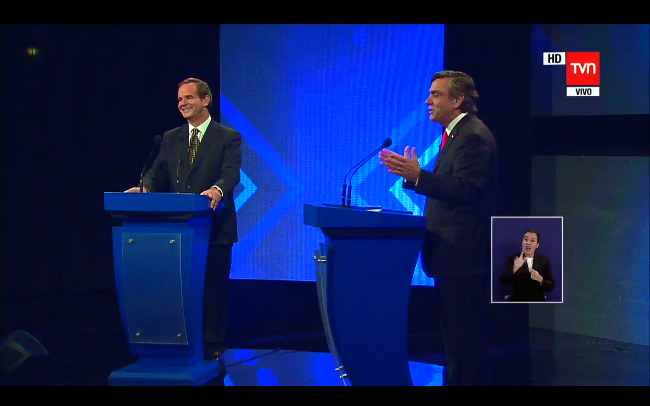 Candidatos del Pacto Alianza en el Debate de Primarias de TVN con intérprete en Lengua de Señas.