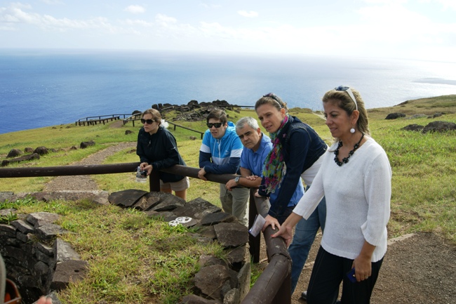 Directora Nacionl de Senadis y directivos de Mutual evalúan accesibilidad en Isla de Pascua