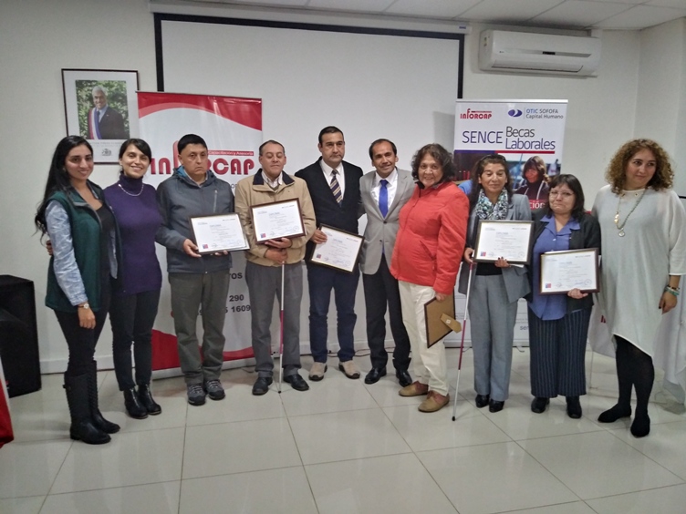 Autoridades junto a las personas beneficiadas.