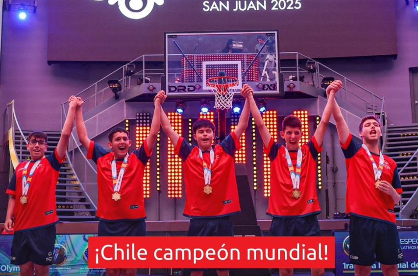 Foto grupal de los participantes en la ceremonia de premiación.