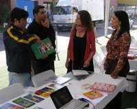 En la fotografía aparecen las profesionales de Fonadis atendiendo a una persona con discapacidad au