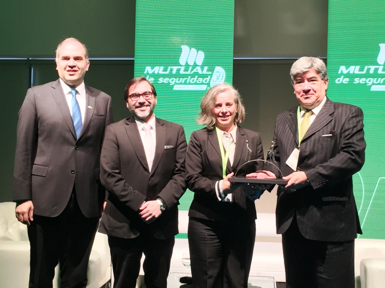 Director Nacional de Senadis entrega el premio a BancoEstado Contacto 24 Horas S.A. (Lota).