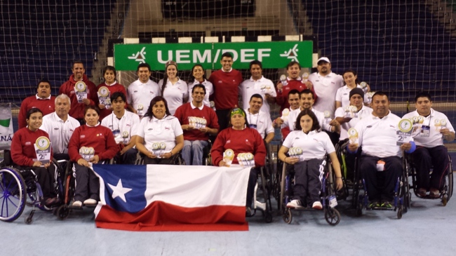 Selección chilena de handball en silla de ruedas con sus trofeos. 