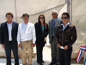 La Coordinadora regional, Ximena Arancibia junto a directivos de la escuela y de las empresas.