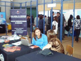 La Coordinadora de Fonadis Ximena Arancibia hablando con una joven.