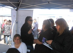 Profesionales de Fonadis entregando información a visitantes del stand institucional