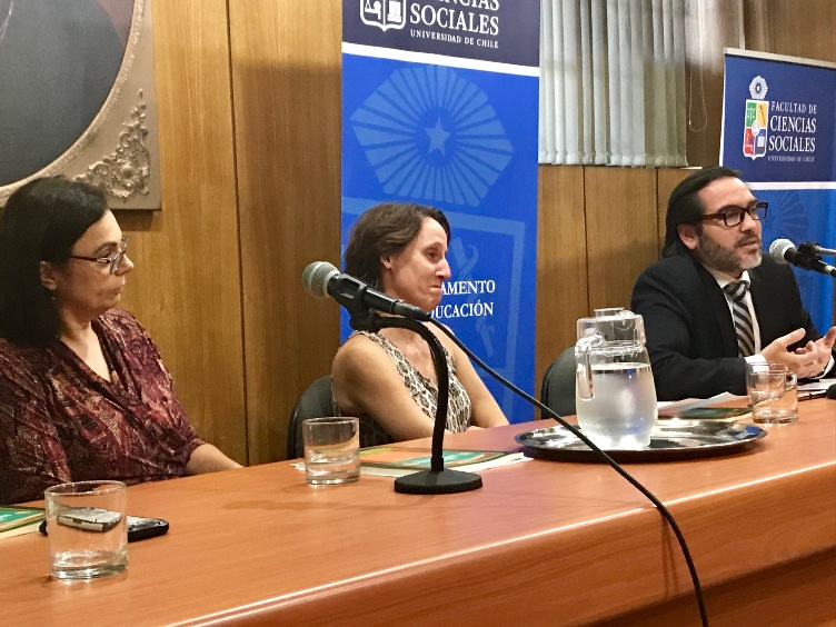 Director de SENADIS durante la presentación del libro Lectores Sordos Bilingües.