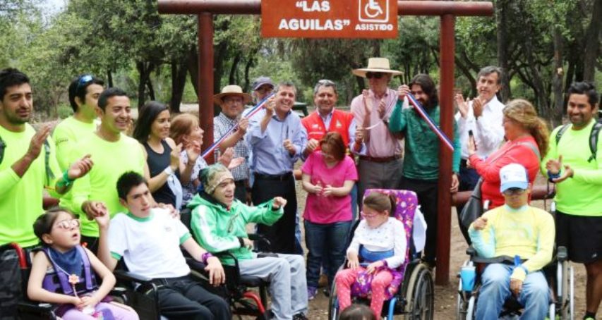 Intendente Masferrer junto a las personas que asistieron a la actividad participan en el tradicional corte de cinta.