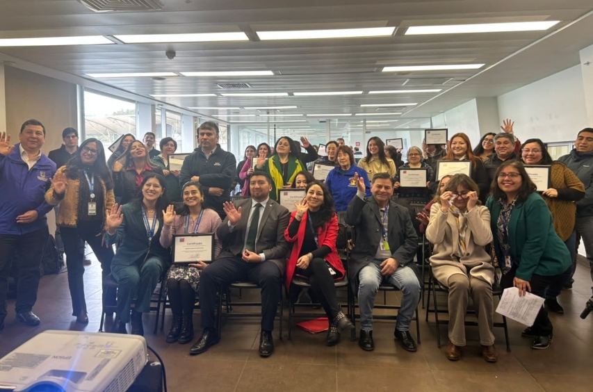 Foto grupal de los participantes en la ceremonia.