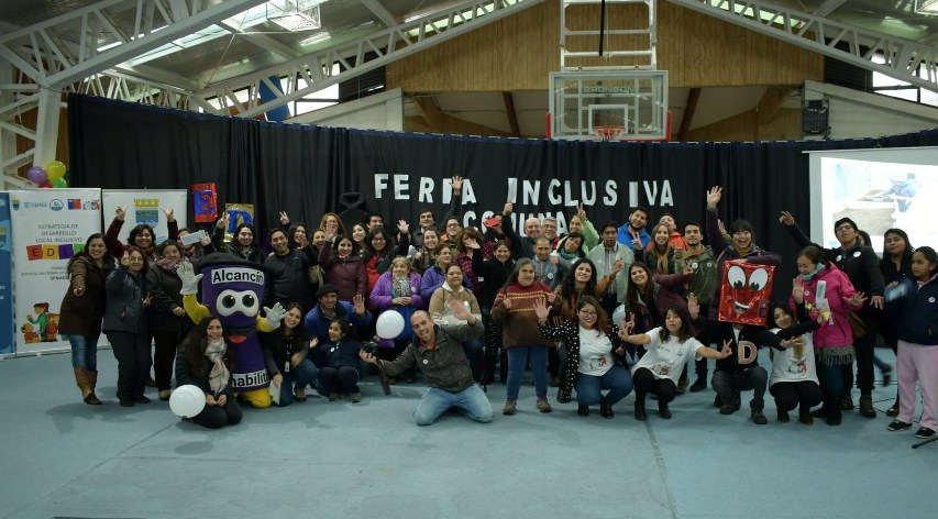 Autoridades junto a las personas que asistieron a la actividad.