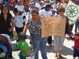 Personas de agrupaciones de personas con discapacidad por las calles de Arica