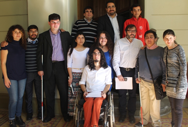 Estudiantes universitarios en Situación de Discapacidad junto al Director Nacional del Senadis