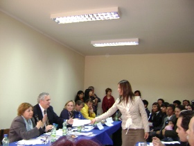 Aparacen los candidatos respondiendo las preguntas en el debate
