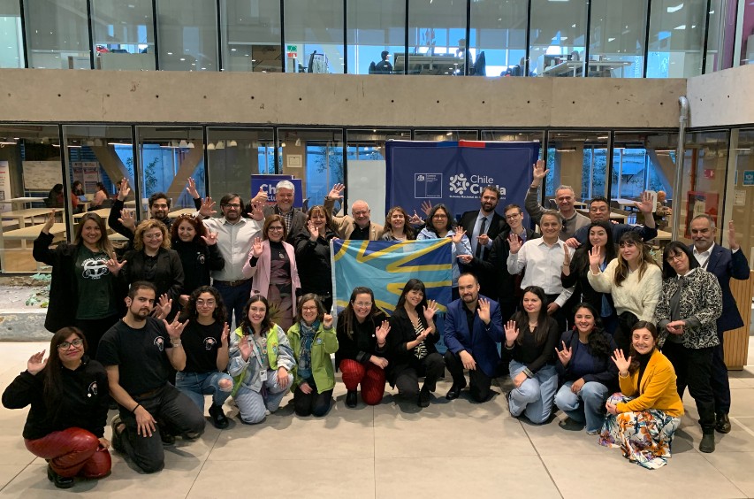 Foto grupal de los participantes en la ceremonia.