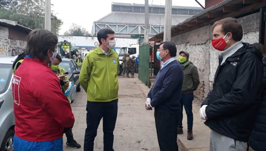 Autoridades hacen entrega de cajas de alimentos en la Villa Maule 1 de Renca.