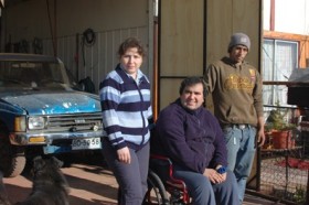 Aparece una persona con discapacidad junto a sus familiares