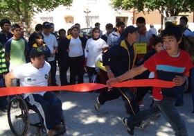 Aparecen personas con discapacidad llegando a la meta