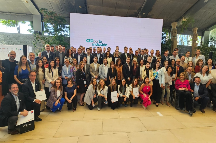 Foto grupal de los participantes en la ceremonia.