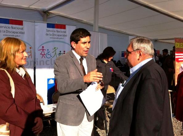 Director Regional entrega información en la Plaza Informativa