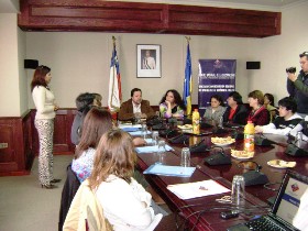 Aoarecen las autoridades regionales junto a los asistentes al desayuno