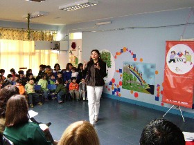 Aparece la Coordinadora Regional de Fonadis, Soledad Cárdenas, junto a los niños en la ceremonia.