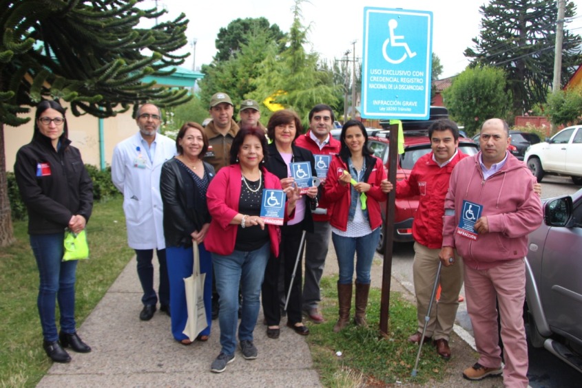 Autoridades junto a las personas que asistieron a la actividad.