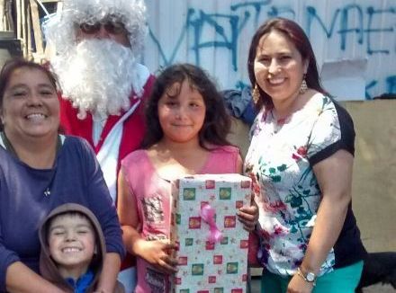 Directora Regional junto a familia beneficiada.