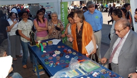 Aparecen las autoridades visitando uno de los stand de la feria