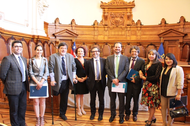 Fotografía del Director Nacional de SENADIS junto a académicos y asistentes al evento. 