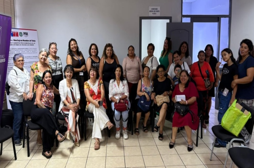 Foto grupal de los participantes en la actividad.