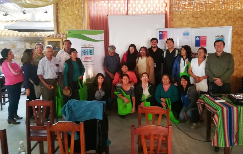 Autoridades junto a las personas que asistieron a la actividad.