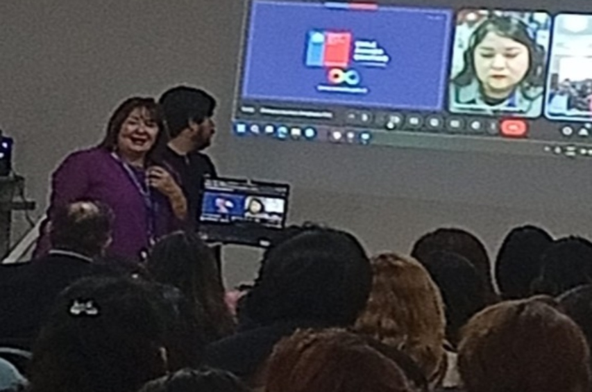 Foto grupal de los participantes en la actividad. 