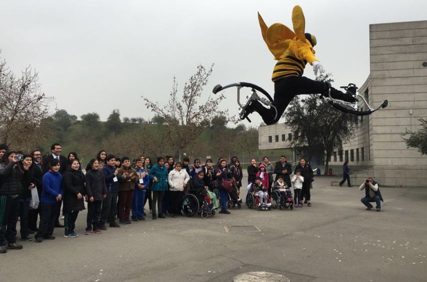 Autoridades junto a los niños y niñas en el frontis del MIM.