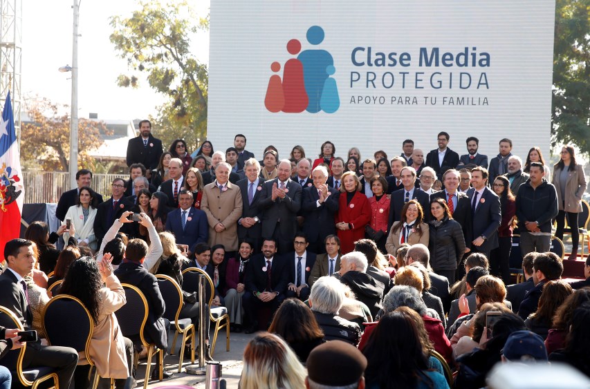 Presidente Piñera junto con autoridades rodeados de personas asistentes al evento. 