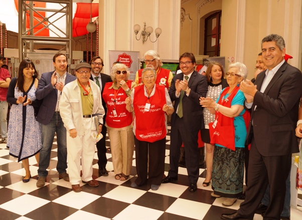 Ministro de Desarrollo Social junto a Subsecretaria de Evaluación Social y directores de servicios en Correos Chile durante la entrega de los regalos.