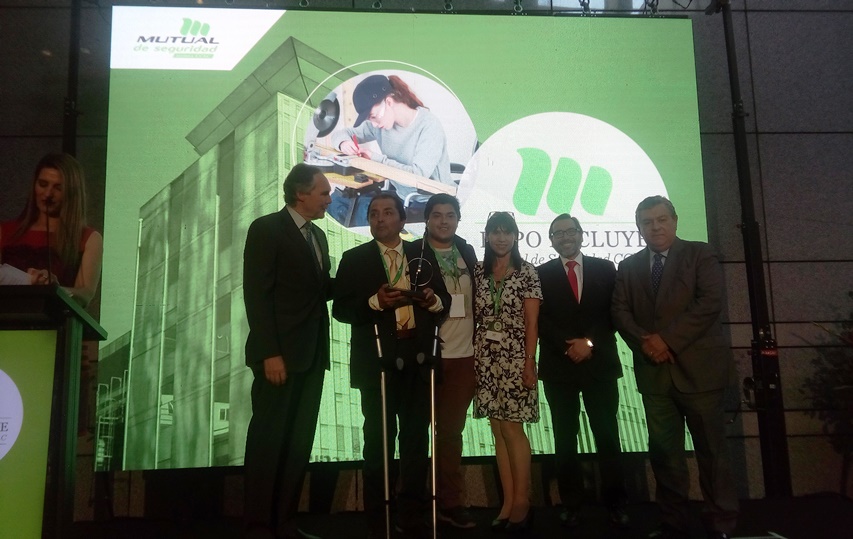Director Nacional y otras autoridades entregan reconocimiento a trabajadores 
