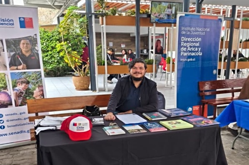 Profesional de Senadis en el stand institucional.